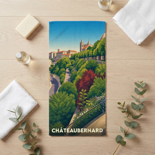 Serviette de bain souvenir de la ville de Châteaubernard avec une illustration stylisée de son paysage urbain verdoyant.