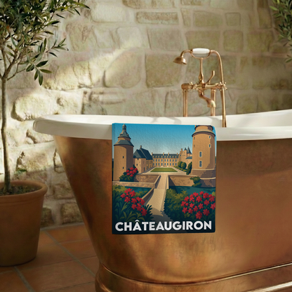 Serviette de bain souvenir de la ville de Châteaugiron avec une illustration stylisée de son château.