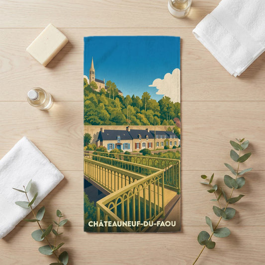 Serviette de bain souvenir de Châteauneuf-du-Faou ornée d'une illustration stylisée du paysage urbain.