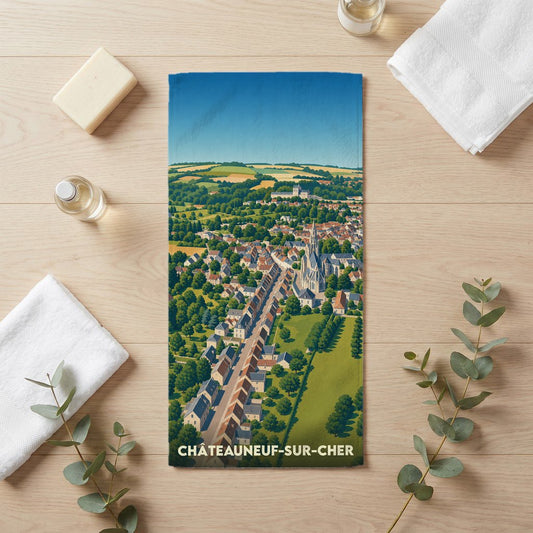 Serviette de bain souvenir de Châteauneuf-sur-Cher ornée d'une illustration stylisée de la ville vue du ciel.