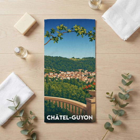 Serviette de bain souvenir de Châtel-Guyon avec une illustration stylisée de la ville et de ses collines.