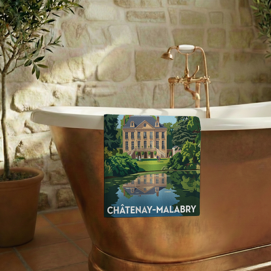 Serviette de bain souvenir de la ville de Châtenay-Malabry avec une illustration stylisée d'un manoir au bord de l'eau.