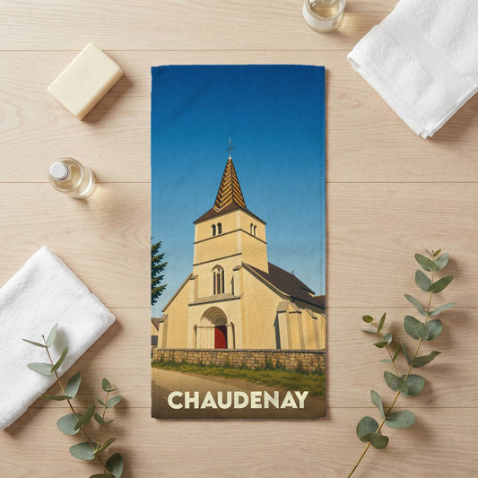 Serviette de bain souvenir de la ville de Chaudenay avec une illustration stylisée de son église.