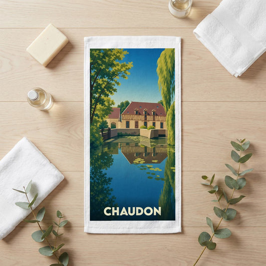 Serviette de bain souvenir de la ville de Chaudon avec une illustration stylisée d'un moulin au bord de l'eau.