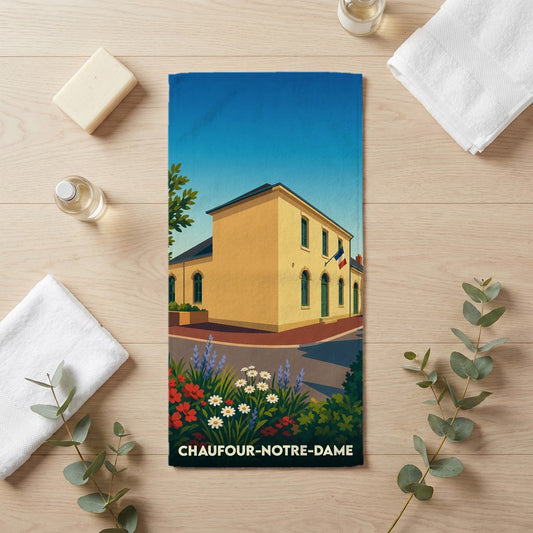 Serviette de bain souvenir de Chaufour-Notre-Dame illustrée d'une vue stylisée de la mairie sous un ciel bleu.