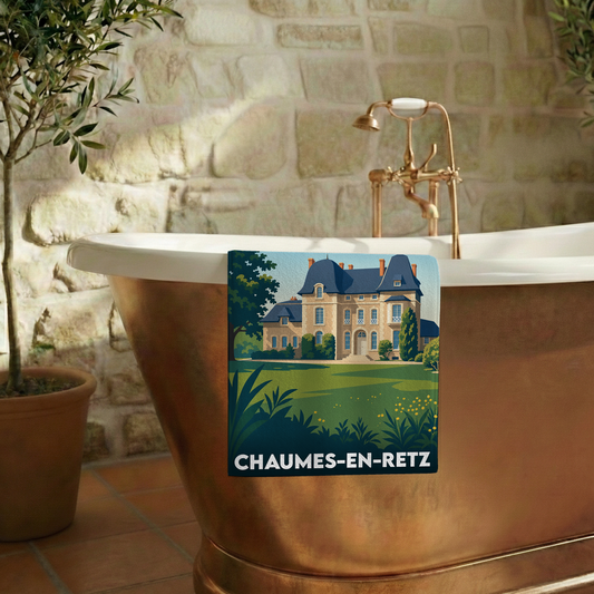 Serviette de bain souvenir de la ville de Chaumes-en-Retz avec une illustration stylisée.