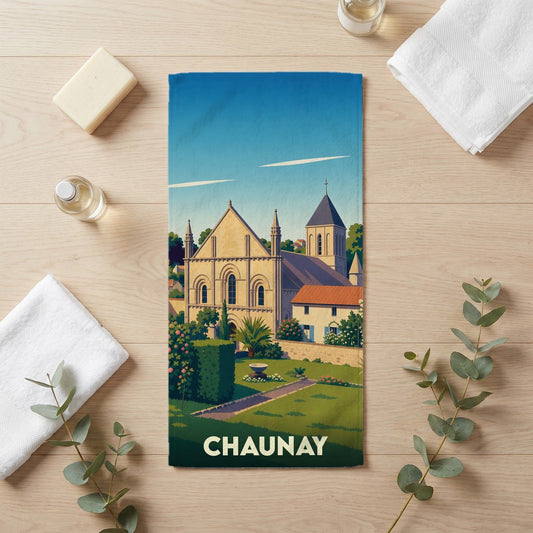 Serviette de bain souvenir de la ville de Chaunay avec une illustration stylisée de son église et de ses jardins.