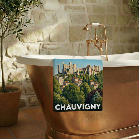 Serviette de bain souvenir de la ville de Chauvigny avec une illustration stylisée de ses châteaux.