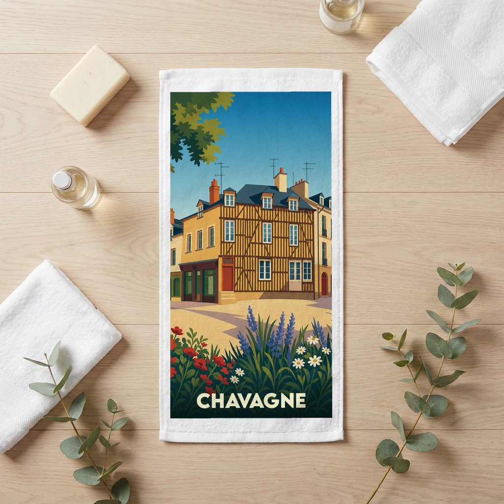 Serviette de bain souvenir de la ville de Chavagne avec une illustration stylisée d'une maison à colombages et de fleurs.
