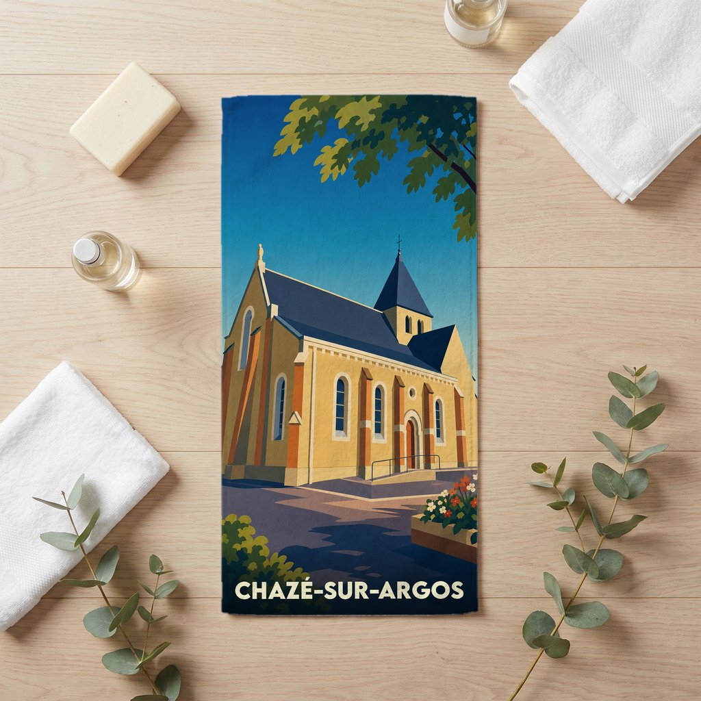 Serviette de bain souvenir de la ville de Chazé-sur-Argos avec une illustration stylisée de son église.