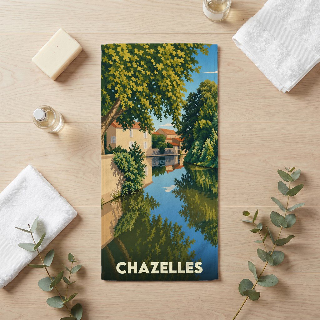 Serviette de bain souvenir de la ville de Chazelles avec une illustration stylisée d'un cours d'eau bordé de maisons et d'arbres.