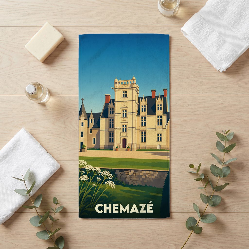 Serviette de bain souvenir de la ville de Chemazé avec une illustration stylisée de son château.
