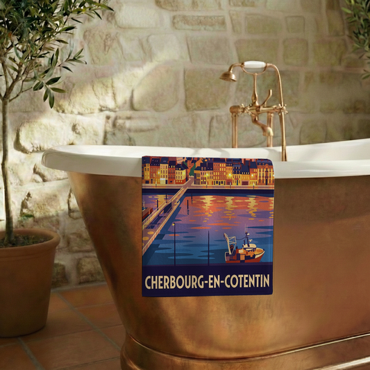 Serviette de bain souvenir de la ville de Cherbourg-en-Cotentin avec une illustration stylisée du port à la tombée de la nuit.