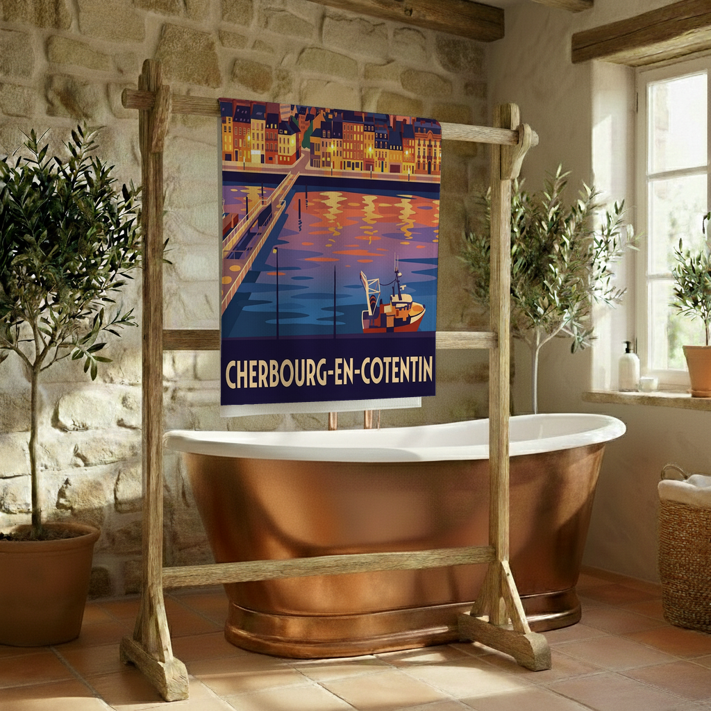 Serviette de bain souvenir de la ville de Cherbourg-en-Cotentin avec une illustration stylisée de son port.