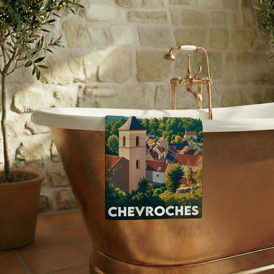 Serviette de bain souvenir de la ville de Chevroches avec une illustration stylisée.