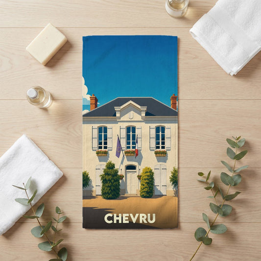 Serviette de bain souvenir de la ville de Chevru avec une illustration stylisée de sa mairie.