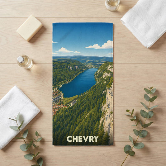 Serviette de bain souvenir de la ville de Chevry avec une illustration de paysage montagneux.