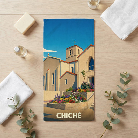 Serviette de bain souvenir de la ville de Chiché avec une illustration stylisée d'une église fleurie.