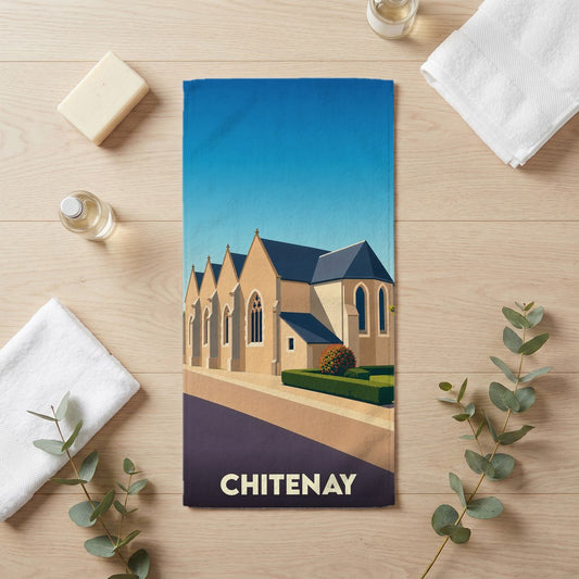 Serviette de bain souvenir de la ville de Chitenay avec une illustration stylisée de son église.