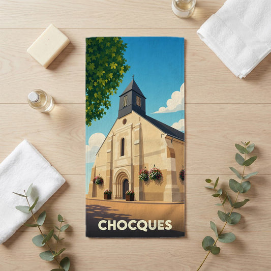 Serviette de bain souvenir de la ville de Chocques avec une illustration stylisée de son église fleurie.