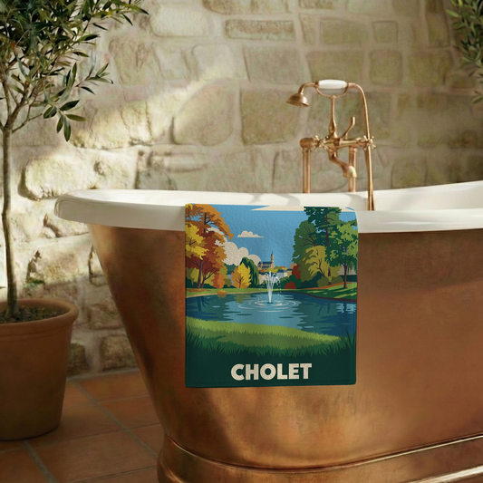 Serviette de bain souvenir de la ville de Cholet avec une illustration stylisée.
