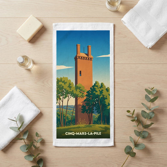 Serviette de bain souvenir de la ville de Cinq-Mars-la-Pile avec une illustration stylisée de son monument historique.