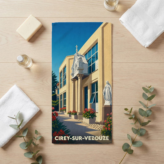 Serviette de bain souvenir de la ville de Cirey-sur-Vezouze avec une illustration stylisée.