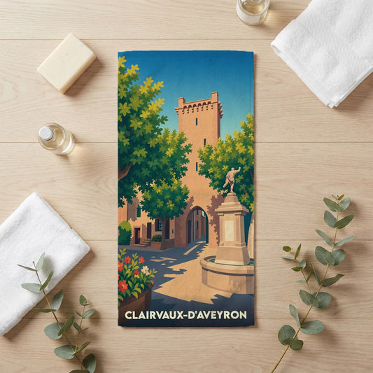 Serviette de bain souvenir de Clairvaux-d'Aveyron avec une illustration stylisée de la ville.