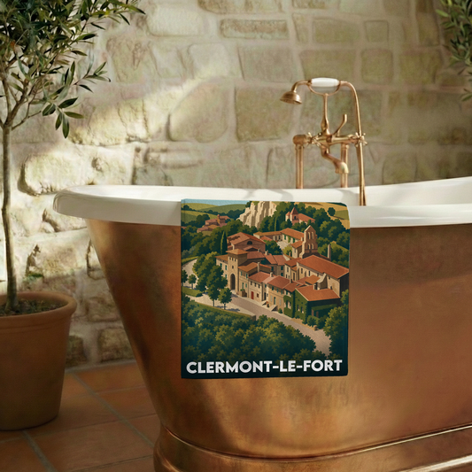 Serviette de bain souvenir de la ville de Clermont-le-Fort avec une illustration stylisée.