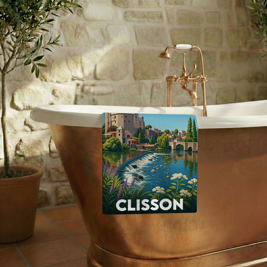 Serviette de bain souvenir de la ville de Clisson avec une illustration stylisée d'un paysage historique.