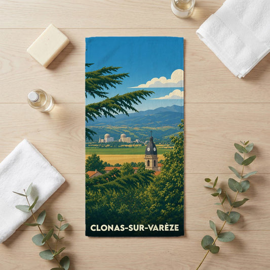 Serviette de bain souvenir de Clonas-sur-Varèze illustrée d'un paysage de campagne avec clocher et montagnes.