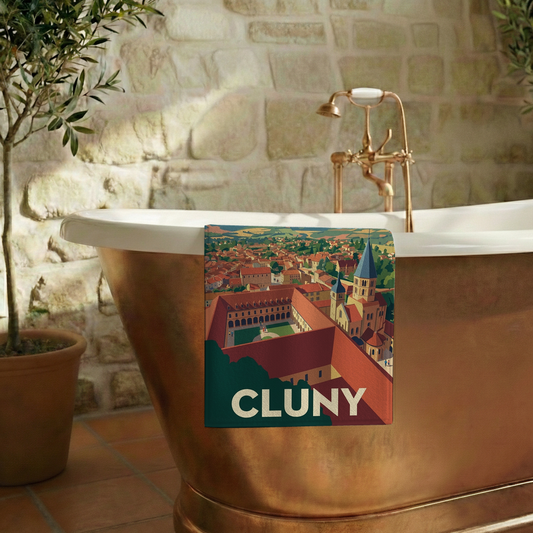 Serviette de bain souvenir de la ville de Cluny avec une illustration stylisée.