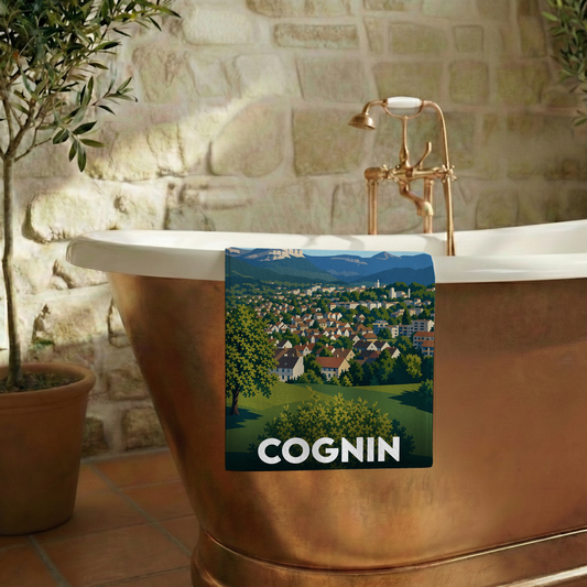 Serviette de bain souvenir de la ville de Cognin avec une illustration stylisée.