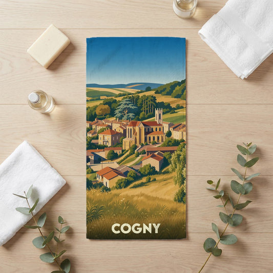 Serviette de bain souvenir de la ville de Cogny avec une illustration stylisée d'un village vallonné.