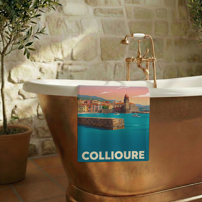 Serviette de bain souvenir de la ville de Collioure avec une illustration stylisée.