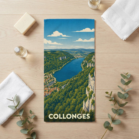 Serviette de bain souvenir de la ville de Collonges avec une illustration stylisée de paysage.