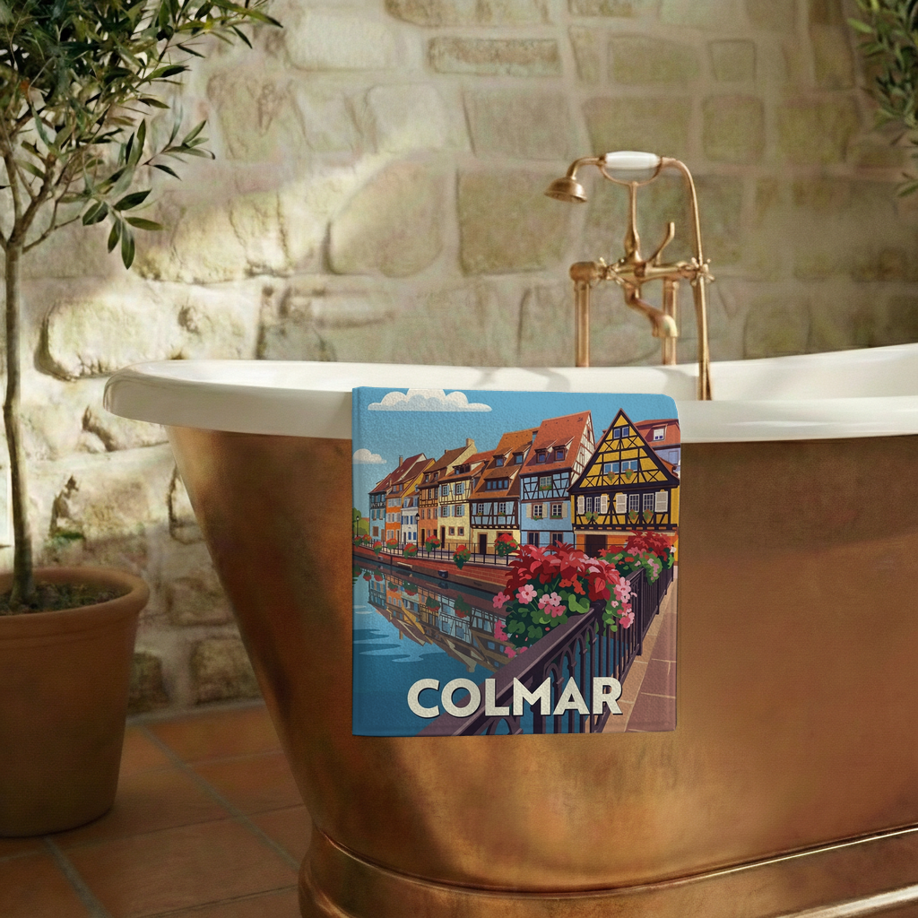 Serviette de bain souvenir de la ville de Colmar avec une illustration stylisée de ses maisons à colombages au bord de l'eau.
