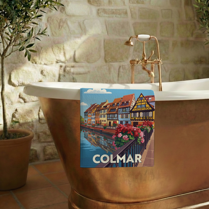 Serviette de bain souvenir de la ville de Colmar avec une illustration stylisée de ses maisons à colombages au bord de l'eau.