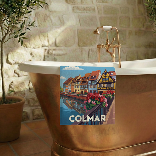 Serviette de bain souvenir de la ville de Colmar avec une illustration stylisée de ses maisons à colombages au bord de l'eau.