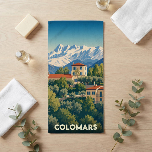 Serviette de bain souvenir de la ville de Colomars avec une illustration stylisée de montagnes et de maisons provençales.