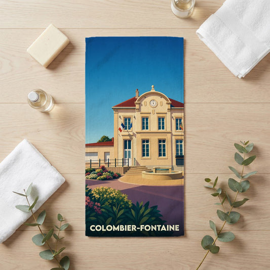 Serviette de bain souvenir de la ville de Colombier-Fontaine avec une illustration stylisée de sa mairie.
