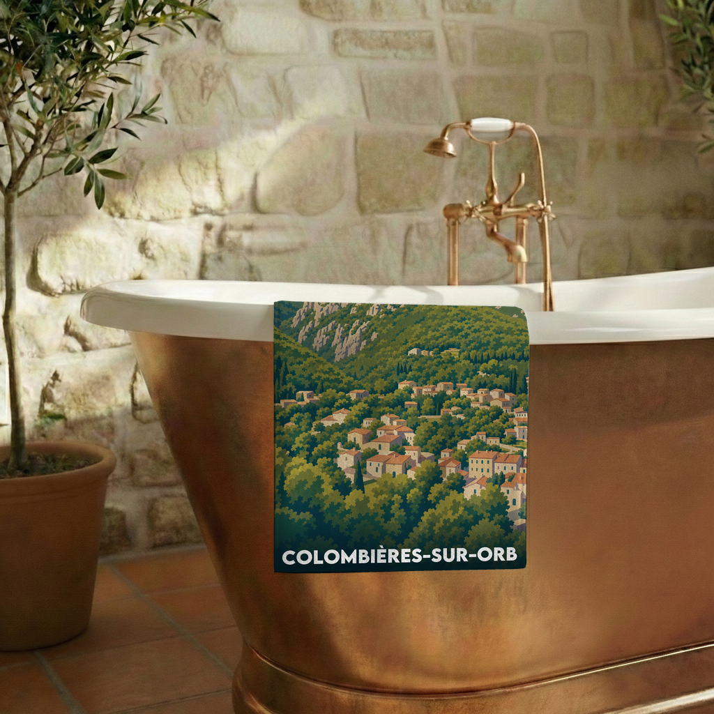 Serviette de bain souvenir de Colombières-sur-Orb avec une illustration stylisée du village.