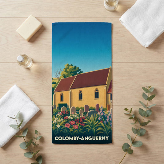 Serviette de bain souvenir de la ville de Colomby-Anguerny avec une illustration stylisée de son église.