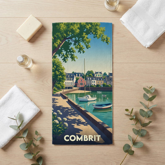 Serviette de bain souvenir de la ville de Combrit illustrée d'un port pittoresque dans un style affiche vintage.