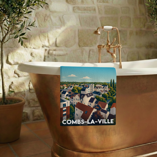 Serviette de bain souvenir de la ville de Combs-la-Ville avec une illustration stylisée.