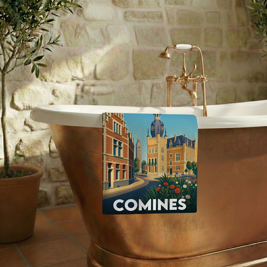 Serviette de bain souvenir de la ville de Comines avec une illustration stylisée.