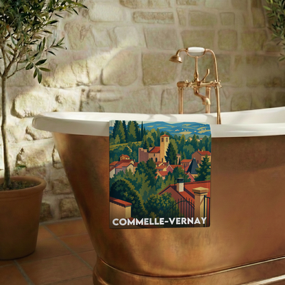 Serviette de bain souvenir de la ville de Commelle-Vernay avec une illustration stylisée du village.