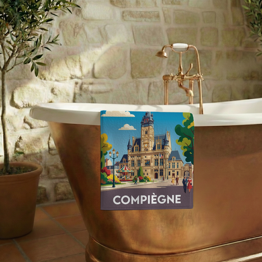 Serviette de bain souvenir de la ville de Compiègne avec une illustration stylisée.