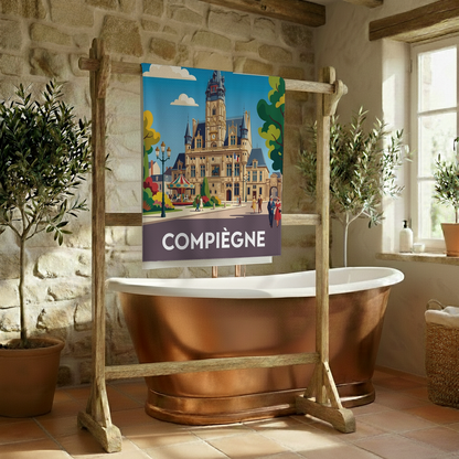 Serviette de bain souvenir de la ville de Compiègne avec une illustration stylisée de son Hôtel de Ville.