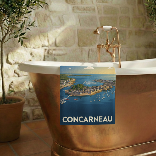 Serviette de bain souvenir de la ville de Concarneau avec une illustration stylisée.